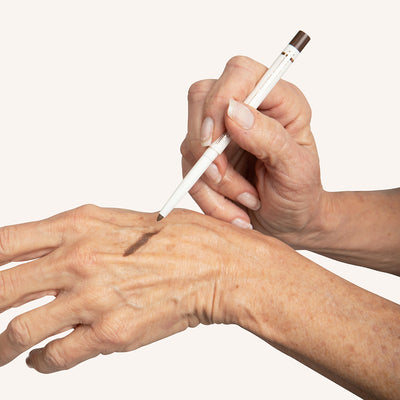 Revant eyeliner hand 